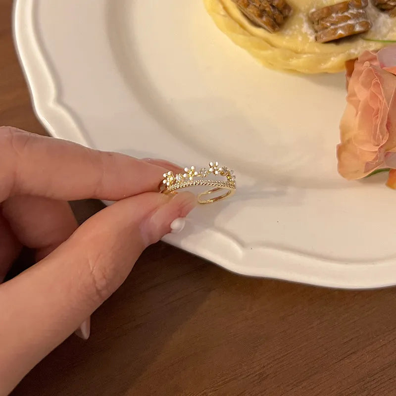 Golden Blossom – Eleganter Blumen-Zirkon-Ring