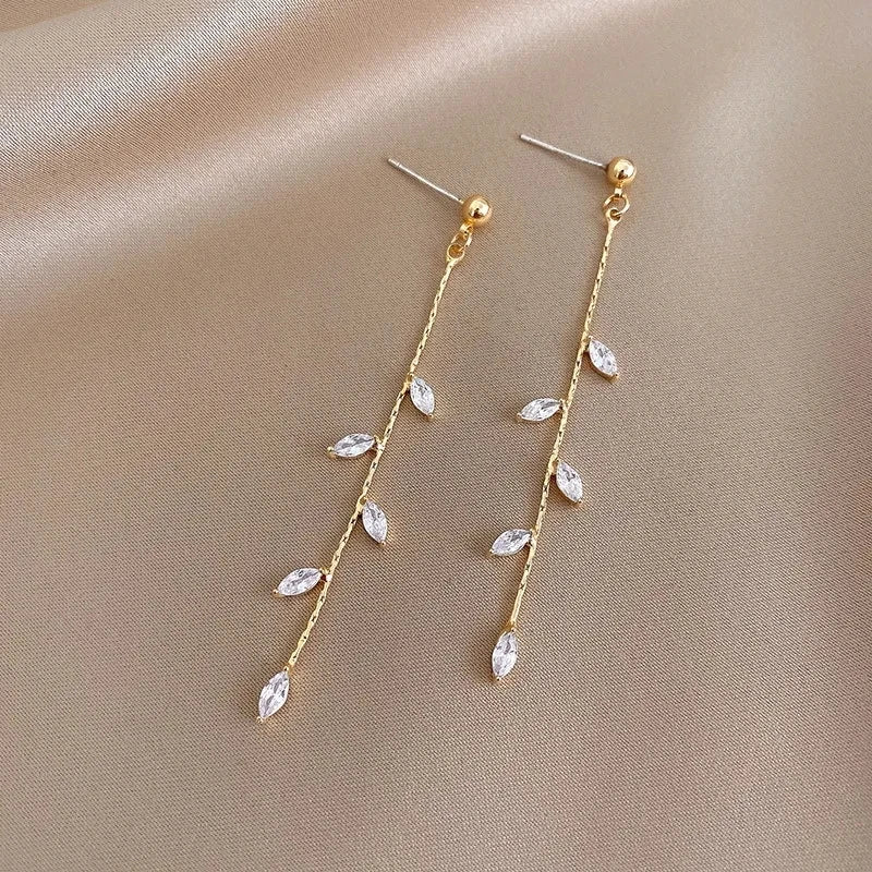 Golden Leaf – Elegante Blatt-Ohrringe mit Zirkon