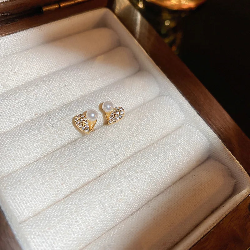Pearl Love – Elegante Perlen-Herz-Ohrstecker