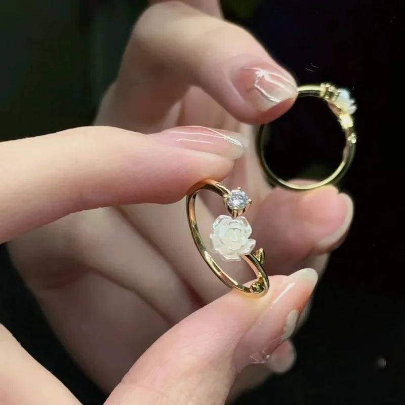 Golden Blossom – Eleganter Blumen-Zirkon-Ring