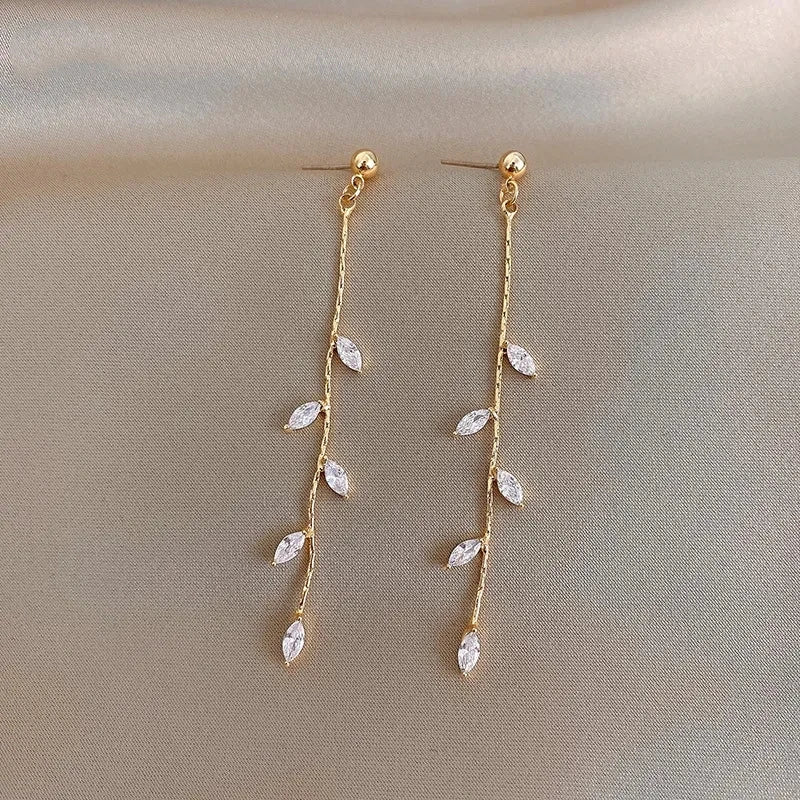 Golden Leaf – Elegante Blatt-Ohrringe mit Zirkon