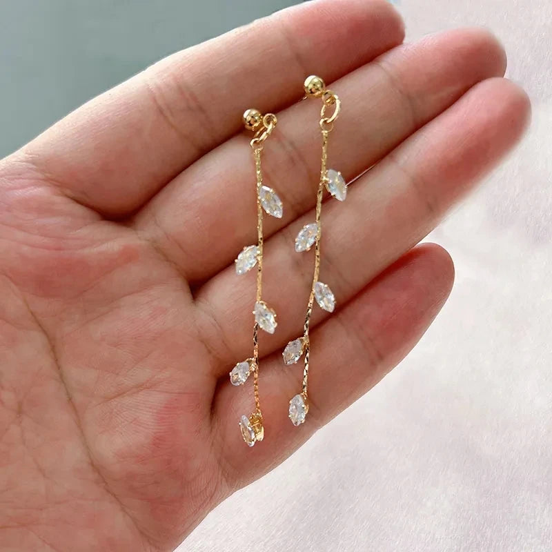 Golden Leaf – Elegante Blatt-Ohrringe mit Zirkon