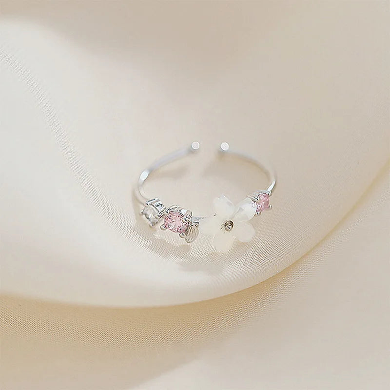 Golden Blossom – Eleganter Blumen-Zirkon-Ring